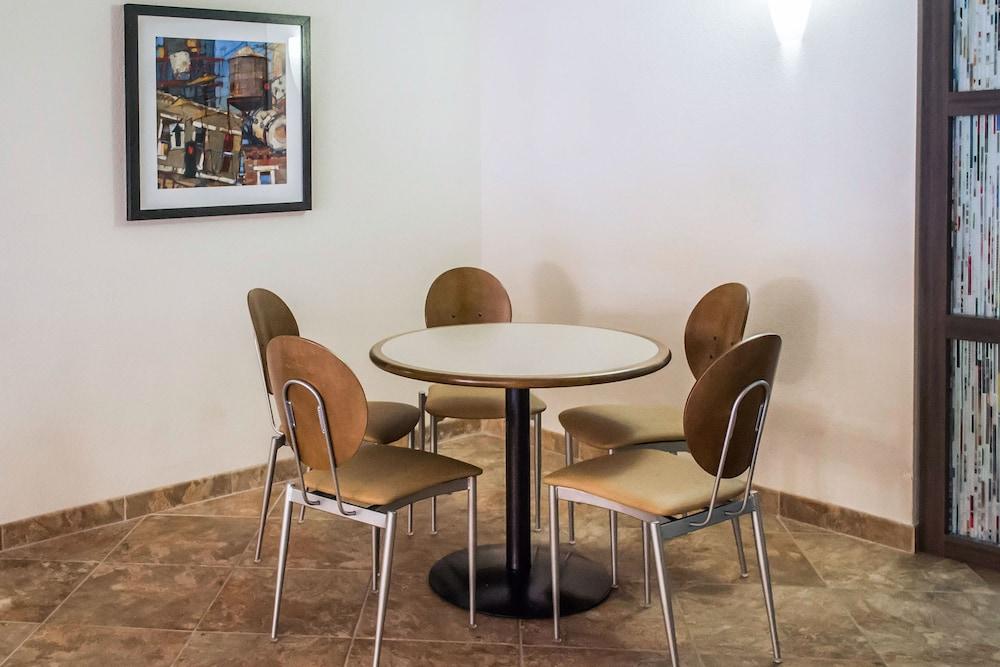 Quality Inn Стритсборо Экстерьер фото
