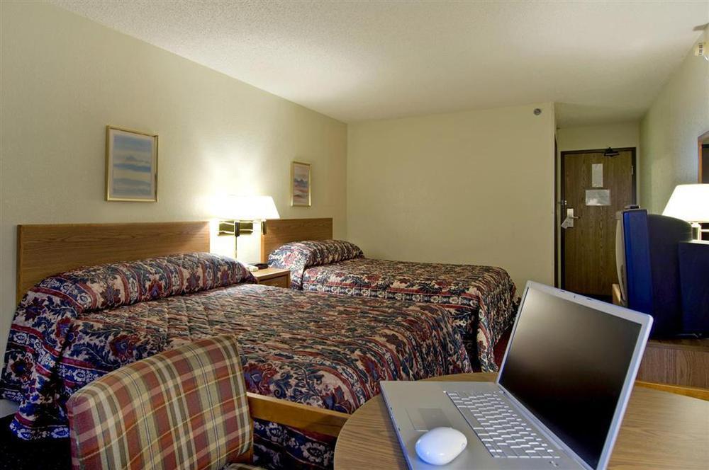 Quality Inn Стритсборо Номер фото