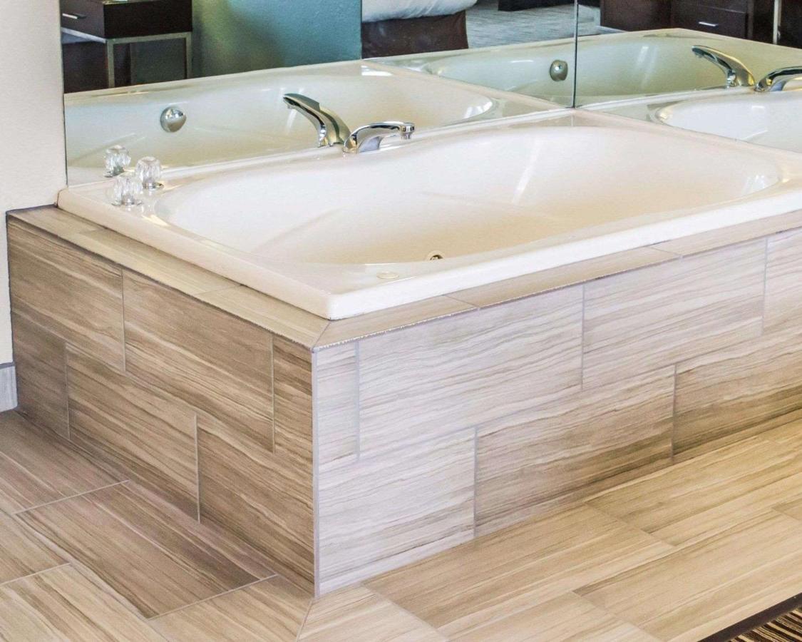 Quality Inn Стритсборо Экстерьер фото