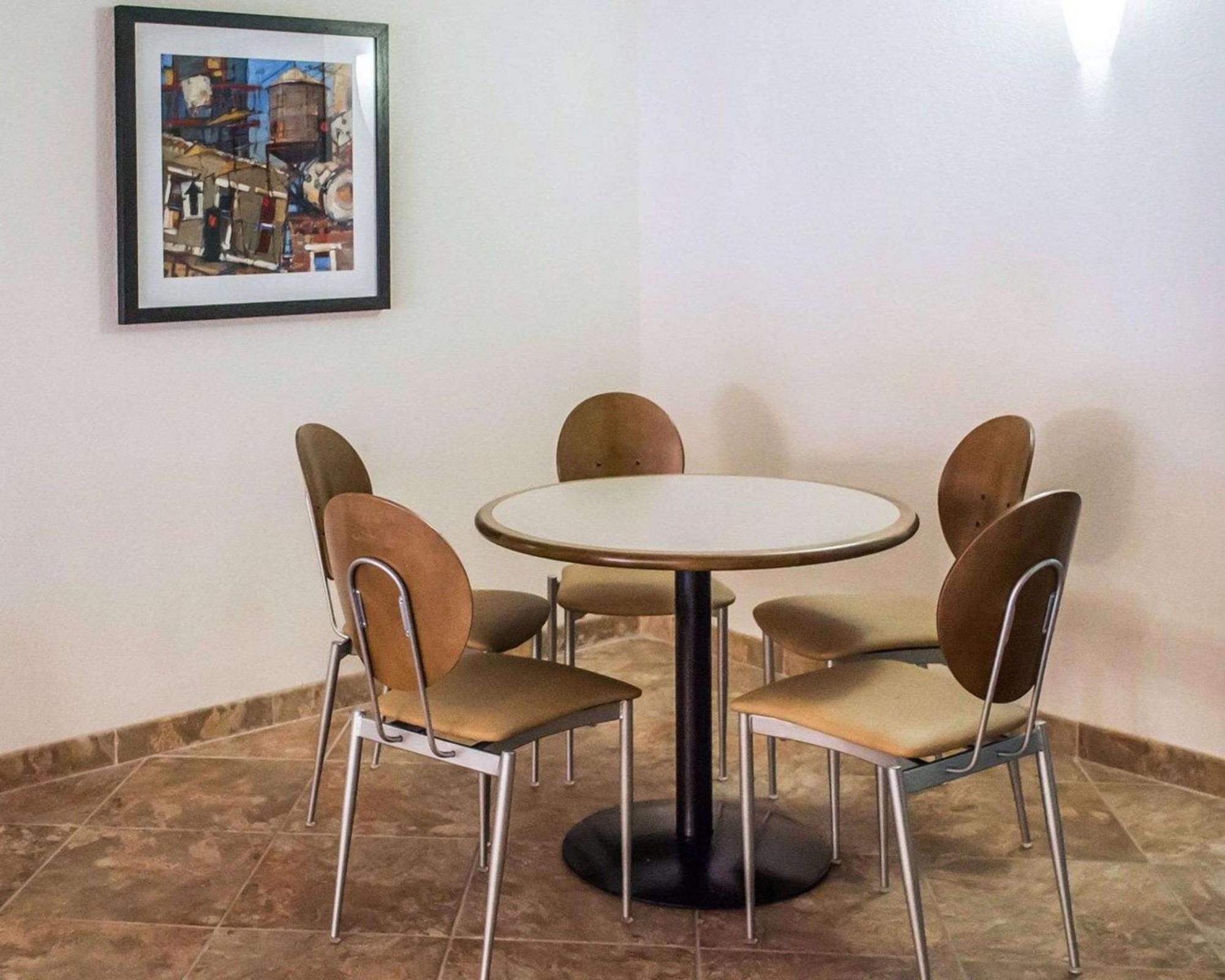 Quality Inn Стритсборо Экстерьер фото