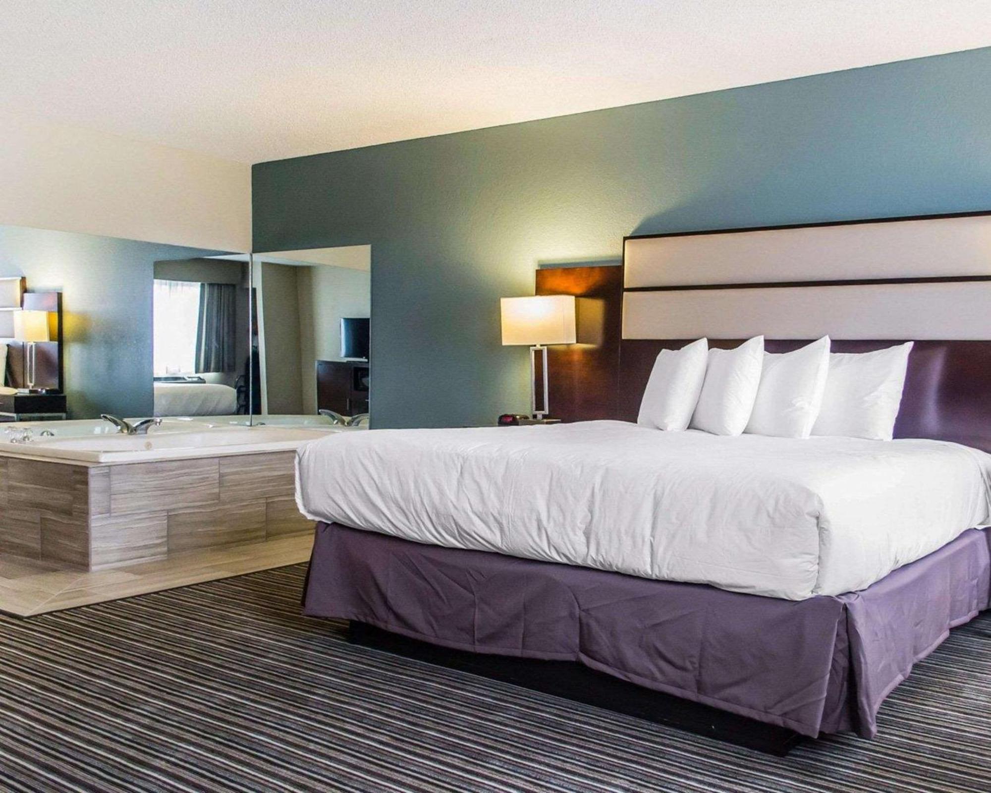 Quality Inn Стритсборо Экстерьер фото