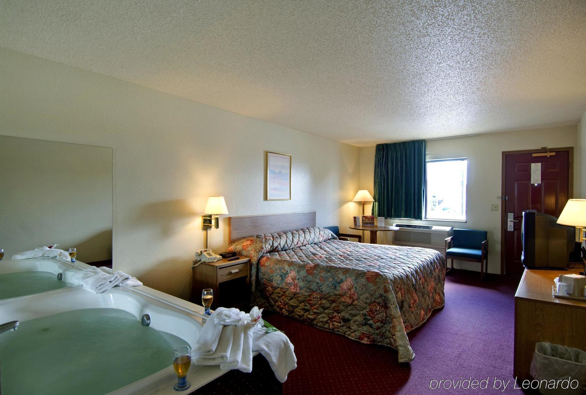 Quality Inn Стритсборо Номер фото