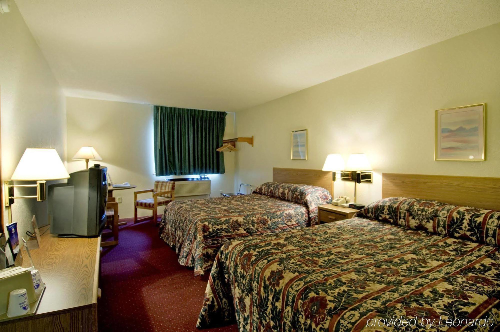 Quality Inn Стритсборо Номер фото