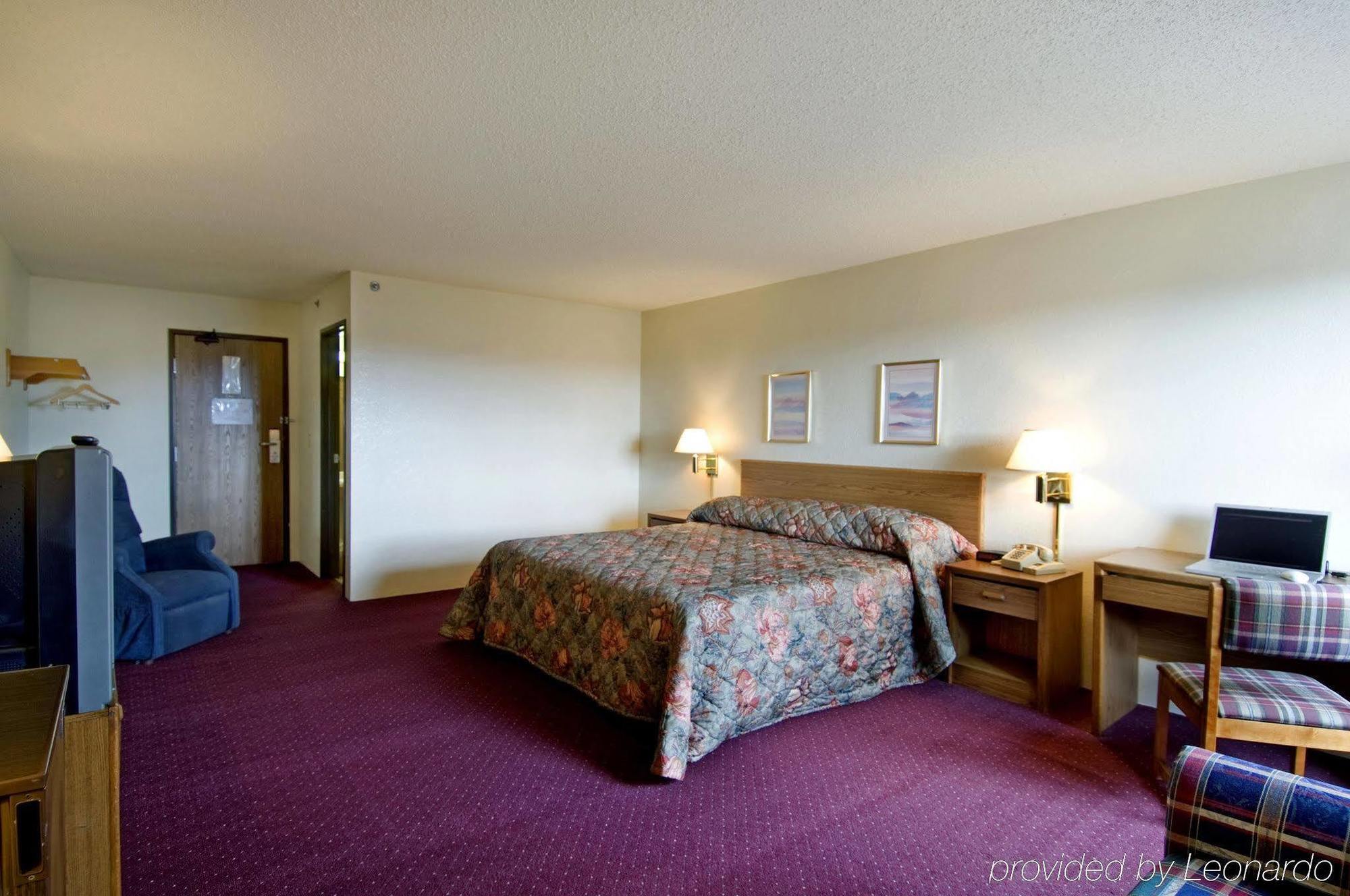 Quality Inn Стритсборо Номер фото